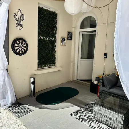 شقة Cozy With Garden *